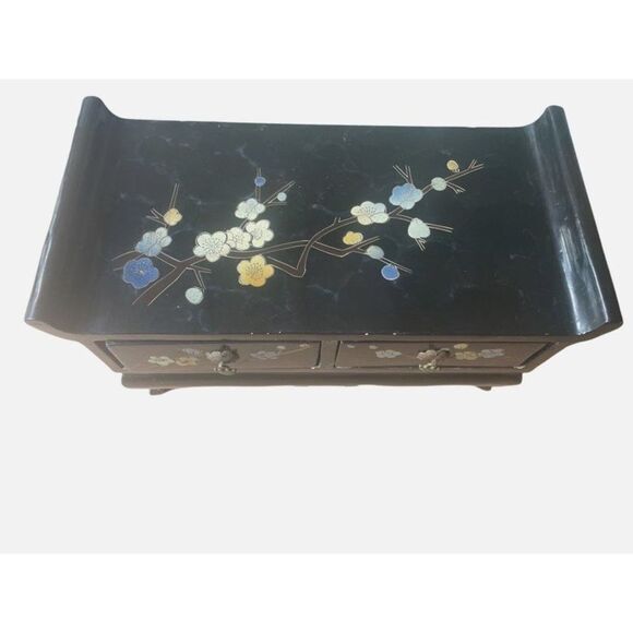 Late 20th Century Black Lacquer Hand Painted Asian Wedding/Jewelry Chest - Picture 6 of 7